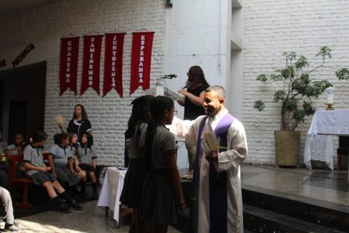 Entronización de la Biblia 2025